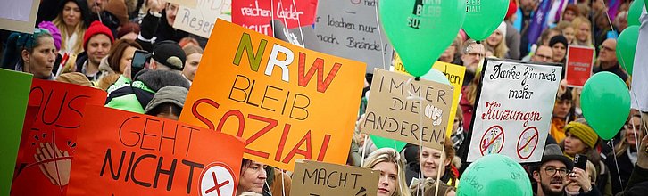 Viele Demonstrierende mit bunten Schildern und Luftballons bei der LAG-Demo "NRW bleib sozial!".