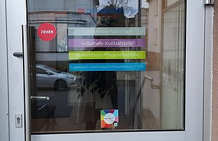 Eingangstür des Paritätischen Kreis Paderborn mit dem Respect!-Aufkleber in der Scheibe.