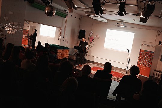 Ministerin Paul auf der Bühne.