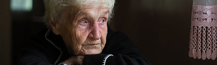 Alte, traurig schauende Frau