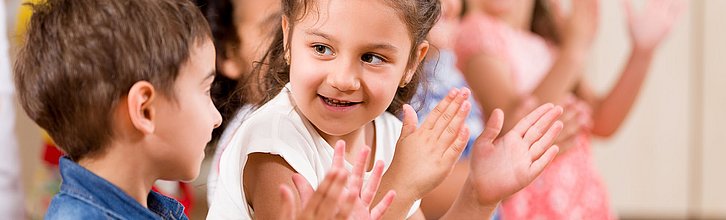 Applaudierende Kinder