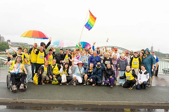 Menschenmenge mit Regenbogenflaggen und rubicon-T-Shirts an.