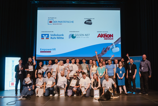 Gruppenbild der Projektbeteiligten und Gewinner*innen der beiden Preise.