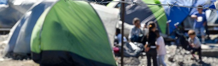 Flüchtlingslager hinter Stachdrahtzaun.
