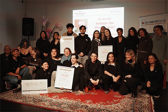 Gruppenfoto aller Preisträger*innen auf einer Bühne.