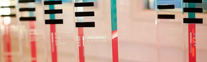 Mehrere Audiopreis-Trophäen nebeneinander