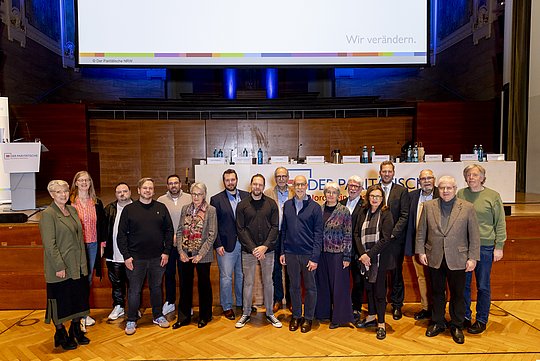 Die neu- und wiedergewählten Mitglieder des Verbandsrats mit dem Vorstand des Paritätischen NRW