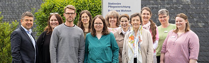 Gruppenbild aus 11 Personen