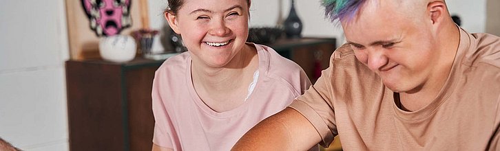 Zwei Menschen mit Behinderung backen Kuchen