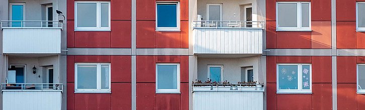 Ansicht einer Hausfassade mit Balkonen