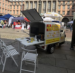 Die kleine Ape, das Digital-Mobil des ASB einsatzbereit auf einem Marktplatz.