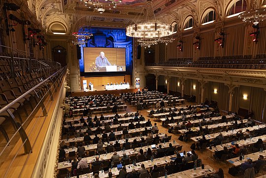 Bild von oben auf die Teilnehmenden der MV in der Stadthalle Wuppertal