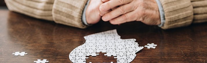 Mensch macht Puzzle in Form eines Kopfes