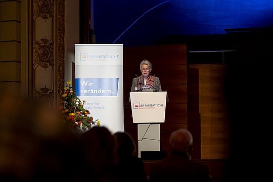 Elke Schmidt-Sawatzki hält eine Rede