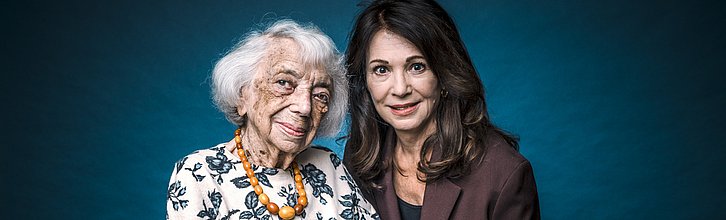 Margot Friedländer und Iris Berben eng nebeneinanderstehend.