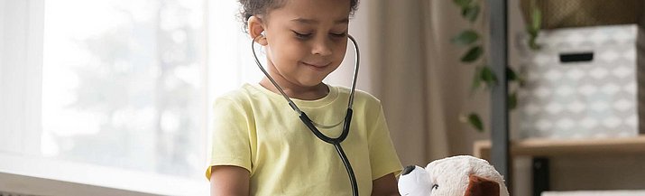 Ein Kind spielt mit einem Stethoskop