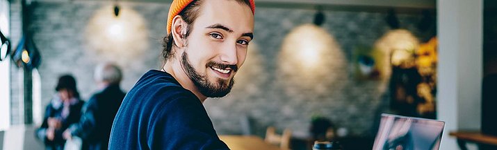 Junger Mann arbeitet am Computer
