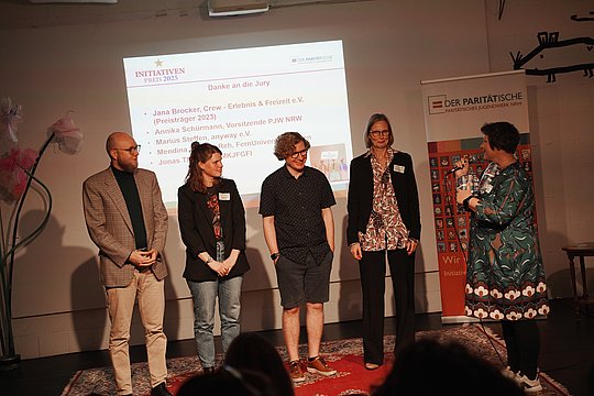 Gruppenfoto der Jury auf der Bühne.