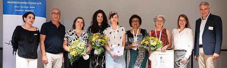 Gruppenbild der Preisträgerinnen mit NRW-Staatssekretär Lorenz Bahr und den Preisverleihenden.