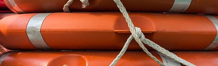 Drei Rettungsreifen übereinandergestapelt.