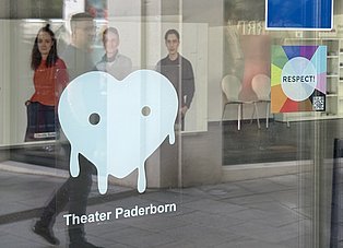 Schaufensterscheibe mit Respect!-Aufkleber.