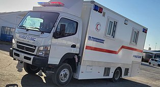 Außenaufnahme des LKW, der zur mobilen Klinik umgerüstet wurde