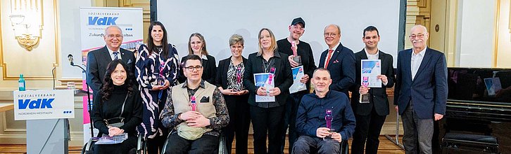 Gruppenfoto aller Preisträger*innen bei der Verleihung des „vilmA“-Preis durch den  VdK NRW.