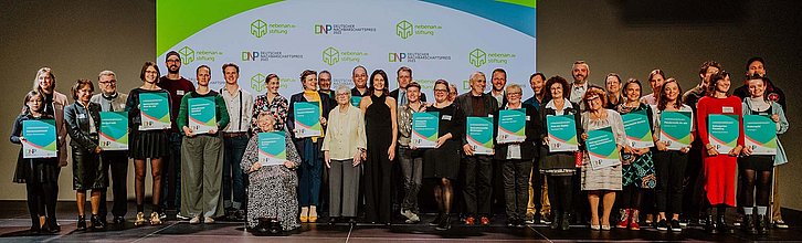 Ein Gruppenfoto aller Gewinner*innen des Deutschen Nachbarschaftspreises bei der Verleihung.