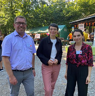 Reiner Massow und Michaela Iliasa von der Ombudschaft Jugendhilfe NRW mit der NRW-Kinder-und Jugendministerin Josefine Paul.