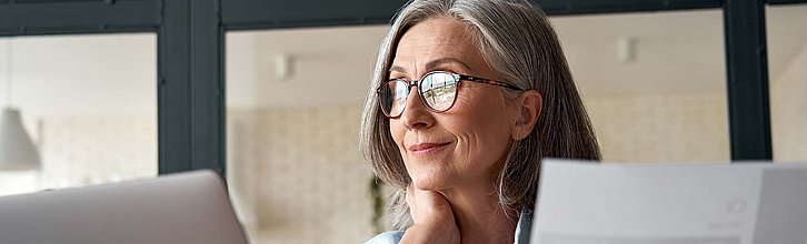 Eine Frau arbeitet am Computer.