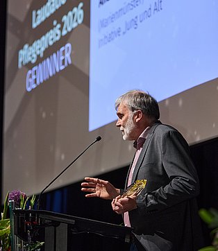 Andreas Fuhrmann steht hinter einem Rednerpult.