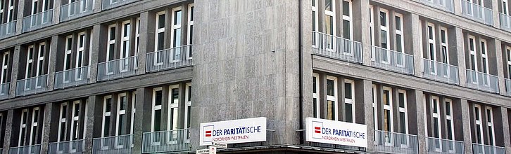 Die Landesgeschäftsstelle des Paritätischen NRW in Wuppertal. Das Bild zeigt die Fasse eines Bürogebäudes aus den 1950er Jahren.